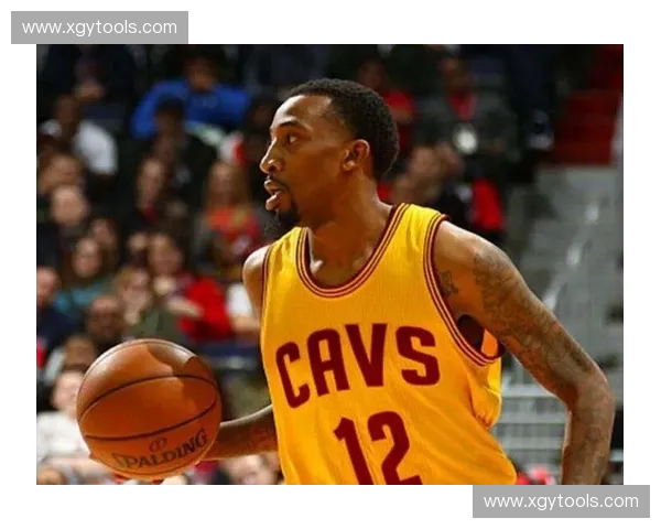 急停跳投技巧解析：掌握核心动作提升篮球比赛中的得分能力